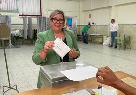 Mónica Rossi, la más 'tempranera', anima a votar en un «momento crucial»