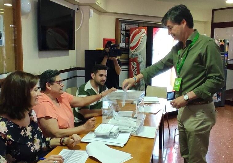 Wenceslao Font ejerciendo su derecho a voto