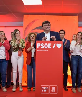 Imagen secundaria 2 - Diferentes momentos de la comparecencia de Gabriel Cruz ante los militantes y simpatizantes del PSOE