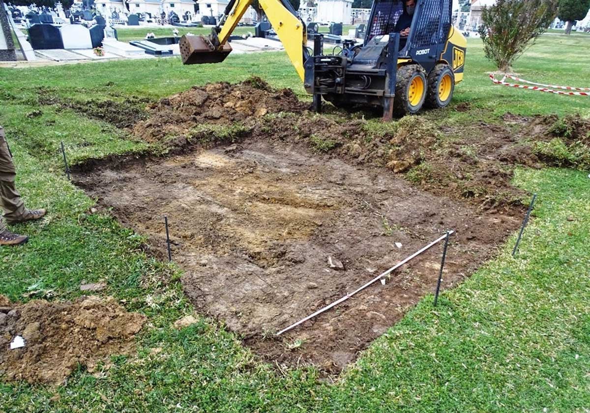Excavación de una fosa en el cementerio de la capital