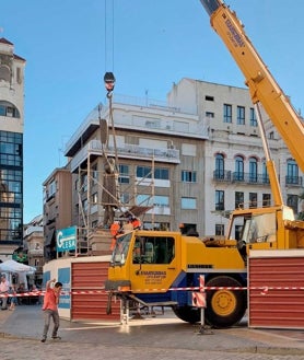 Imagen secundaria 2 - Arriba, recreación del aspecto que tendrá el conjunto de la fuente y el monumento a Cristóbal Colón; y sobre estas líneas, la estatua en su nuevo pedestal, aún por concluir, y la grúa que lo trasladó a su emplazamiento definitivo 