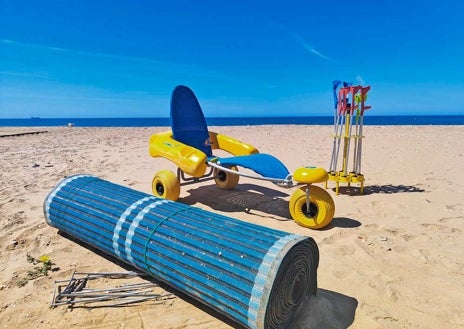 Imagen secundaria 1 - La playa onubense contará una zona de sombra reservada a personas con discapacidad (arriba). Sobre estas líneas, las ya habituales sillas anfibias y un módulo de aseo.