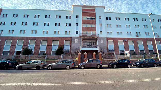 Imagen después - La fachada principal del colegio centenario