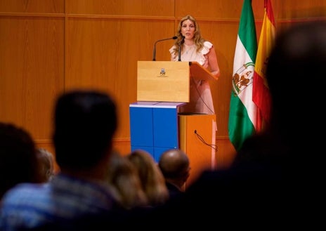 Imagen secundaria 1 - Arriba, un momento del acto que tuvo lugar en la sede de la Federación Onubense de Empresarios. Sobre estas líneas, la viceconsejera de Industria, Energía y Minas de la Junta de Andalucía