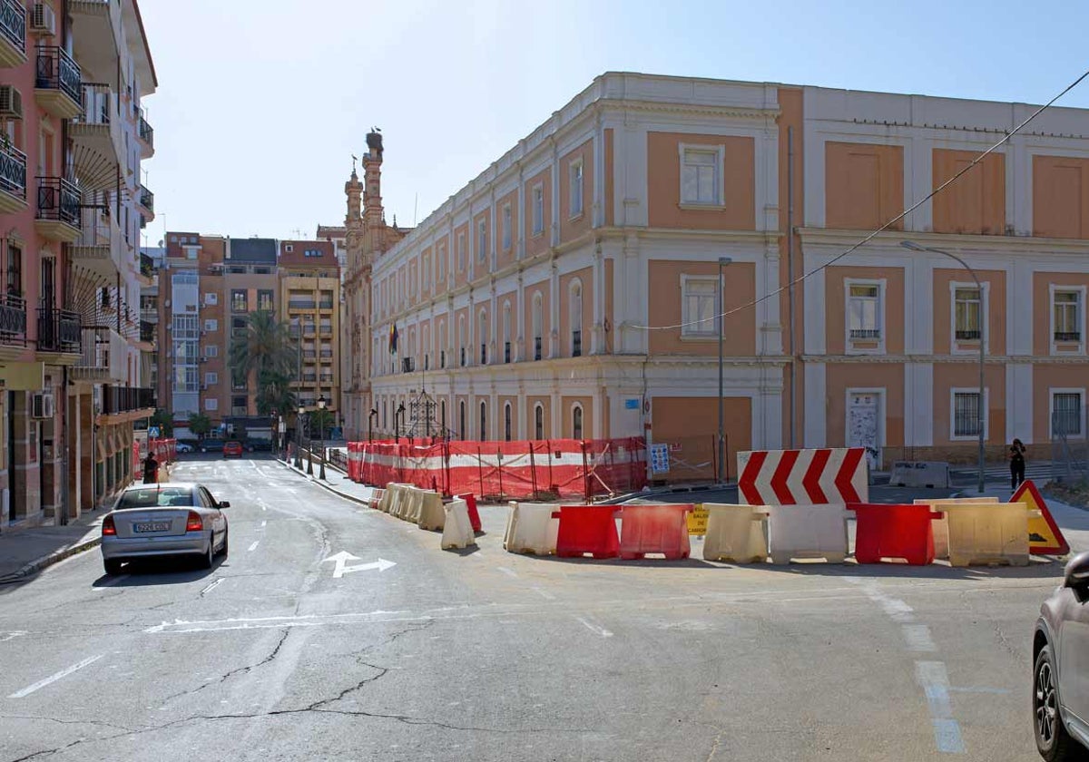 A la derecha, acceso cortado a la calle Médico Luis Buendía