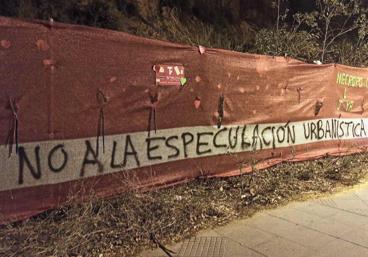 Activistas climáticos bloquean las obras del cabezo de La Joya para protestar contra su plan urbanístico