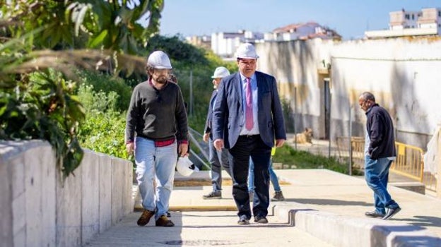 El anterior alcalde, Gabriel Cruz, en una foto de archivo visitando las obras del entorno de la Fuente Vieja