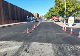 Asfaltado de urgencia en una de las calles de acceso al centro comercial Holea