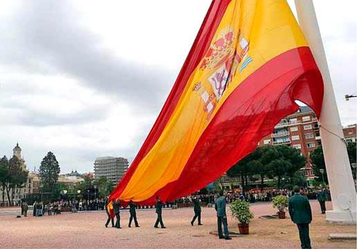 Izado de la bandera española de la plaza de Colón de Madrid