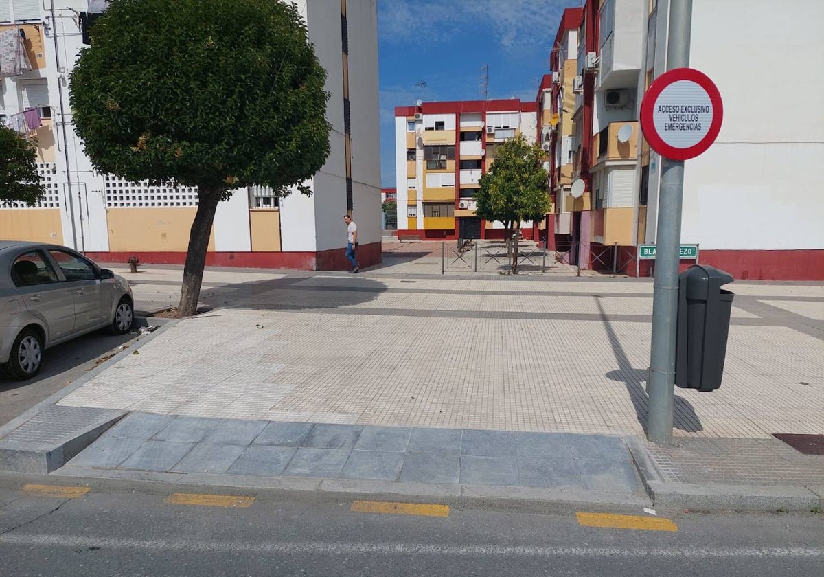 Una de las plazas de Huelva con acceso restringido a los vehículos se emergencia