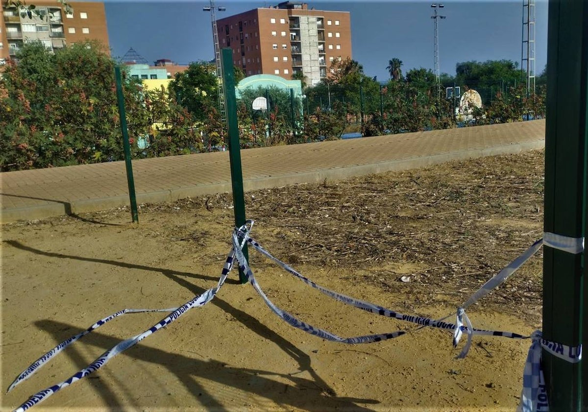 Parque canino de la barriada del Carmen, con las vallas robadas