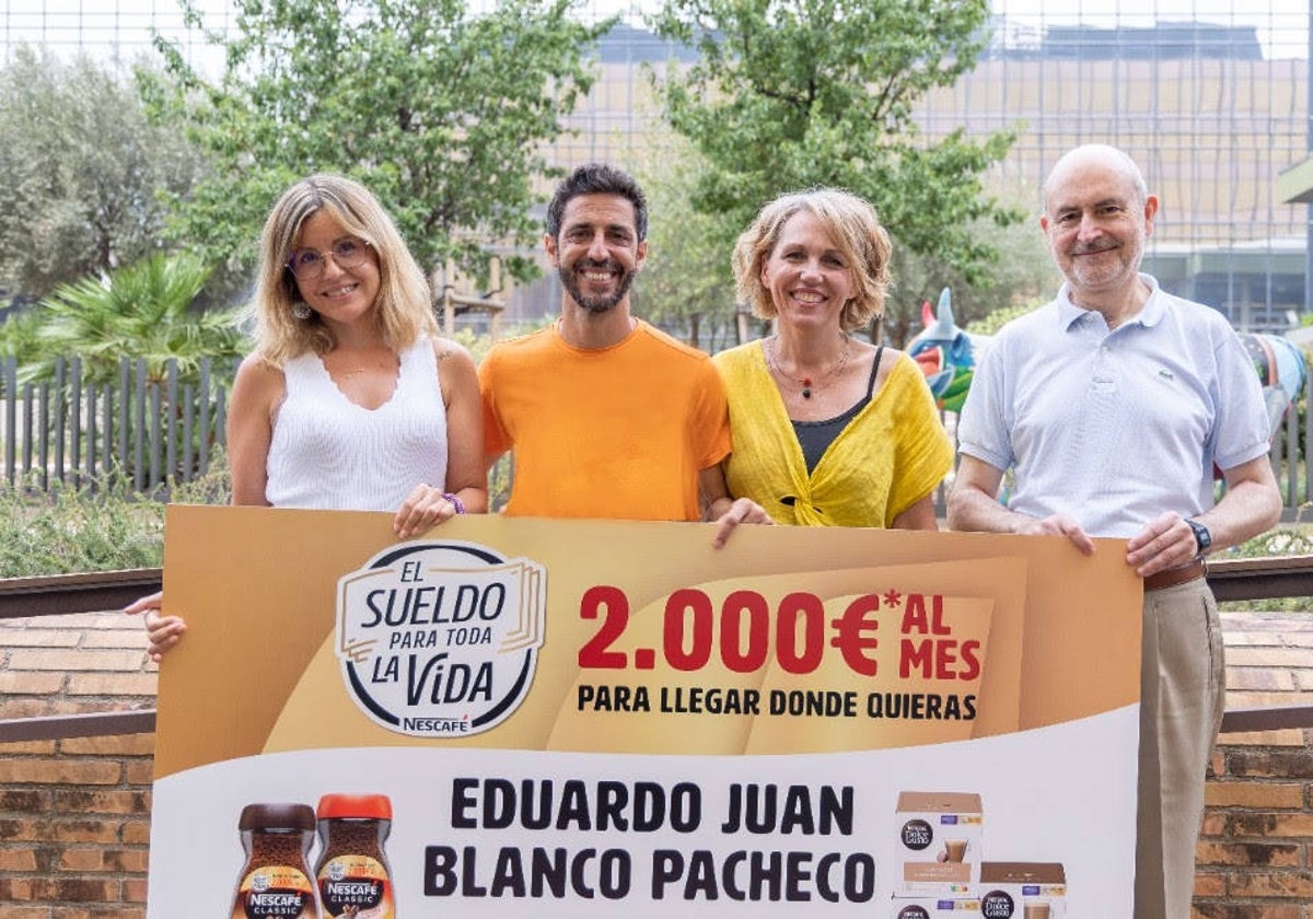 Responsables de Nestle entregando el 'Sueldo para toda la vida' al dueño del bar Los Descubridores