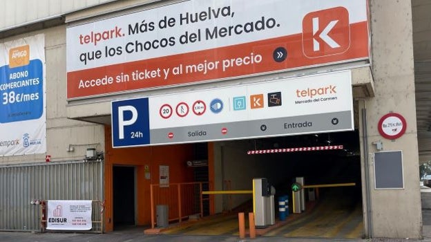 Entrada del aparcamiento Mercado del Carmen, en la avenida Italia