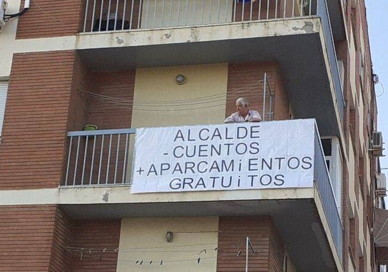 Foto de archivo de un vecino del Matadero reclamando aparcamientos gratuitos en la barriada