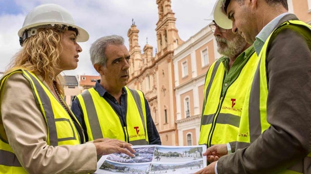 Los ediles con el responsable de las obras