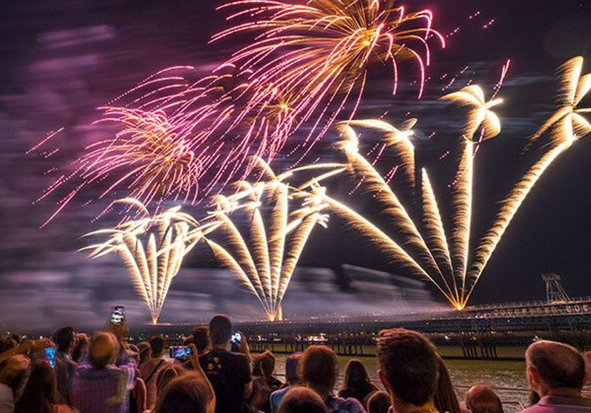 Imagen de archivo del espectáculo de fuegos artificiales junto a la ría