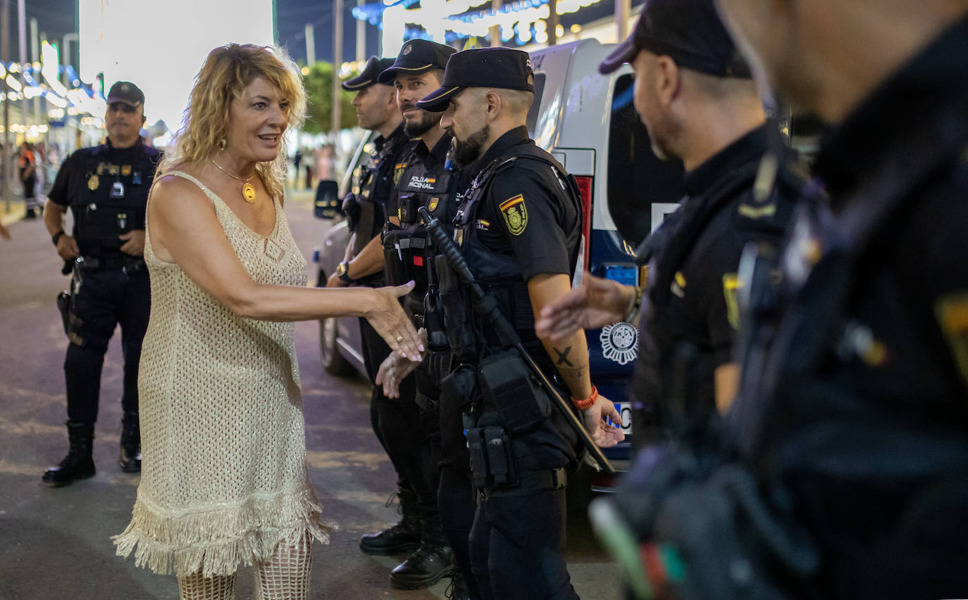 Pilar Miranda saluda a los integrantes del dispositivo de seguridad