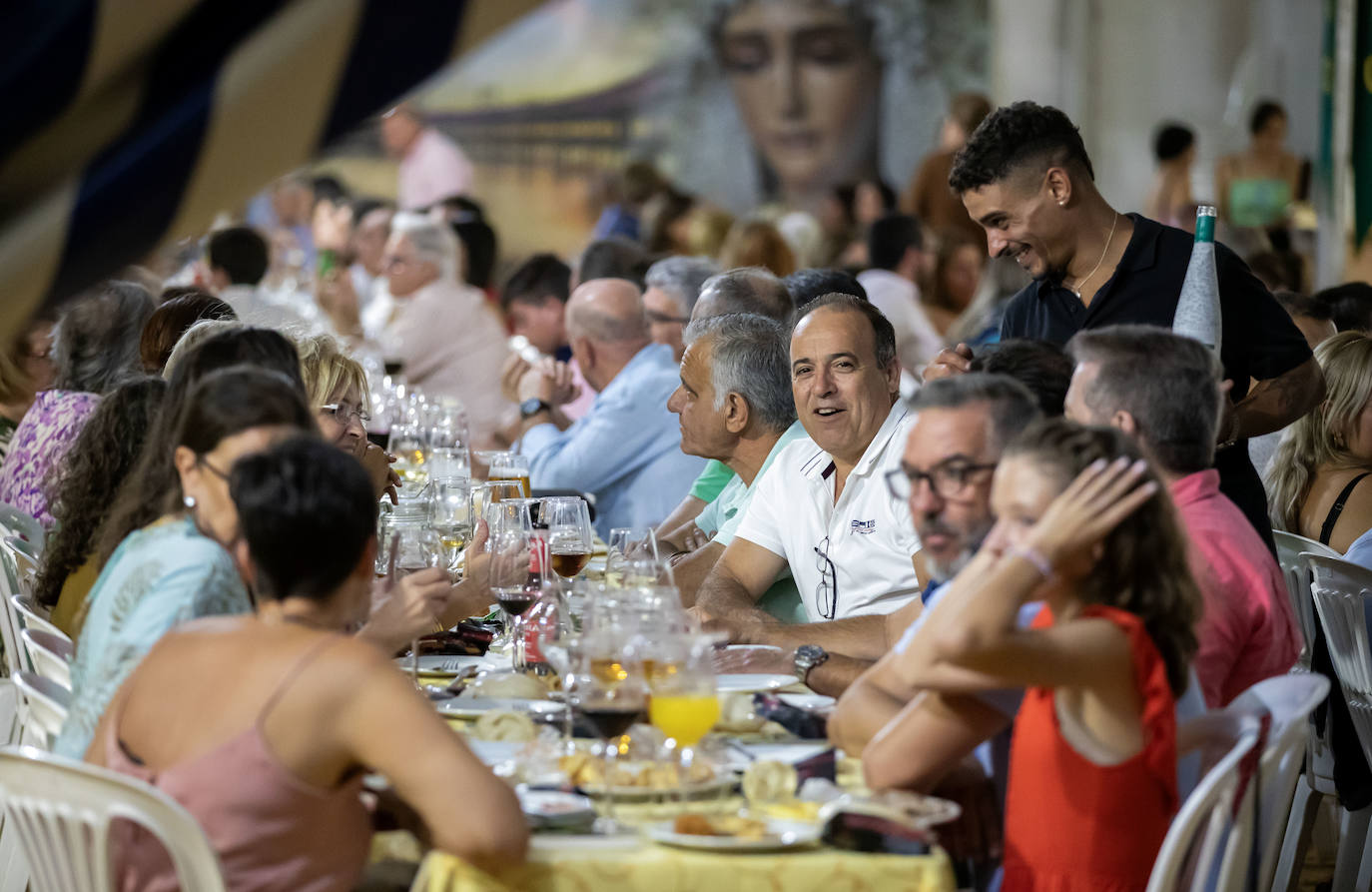 Muchas casetas celebraron sus tradicionales cenas de convivencia