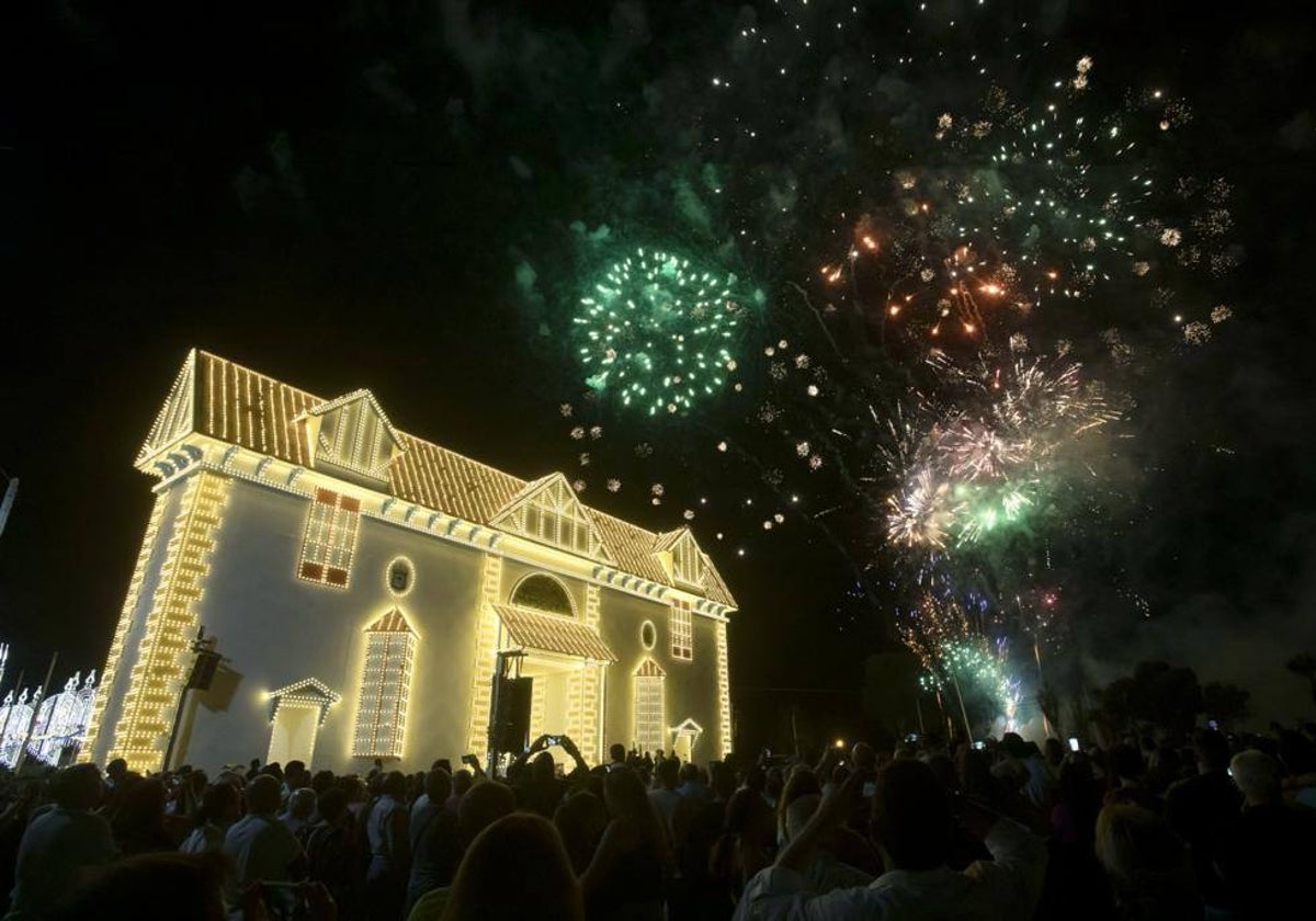 Fuegos artificiales junto a la portada de las Colombinas 2023