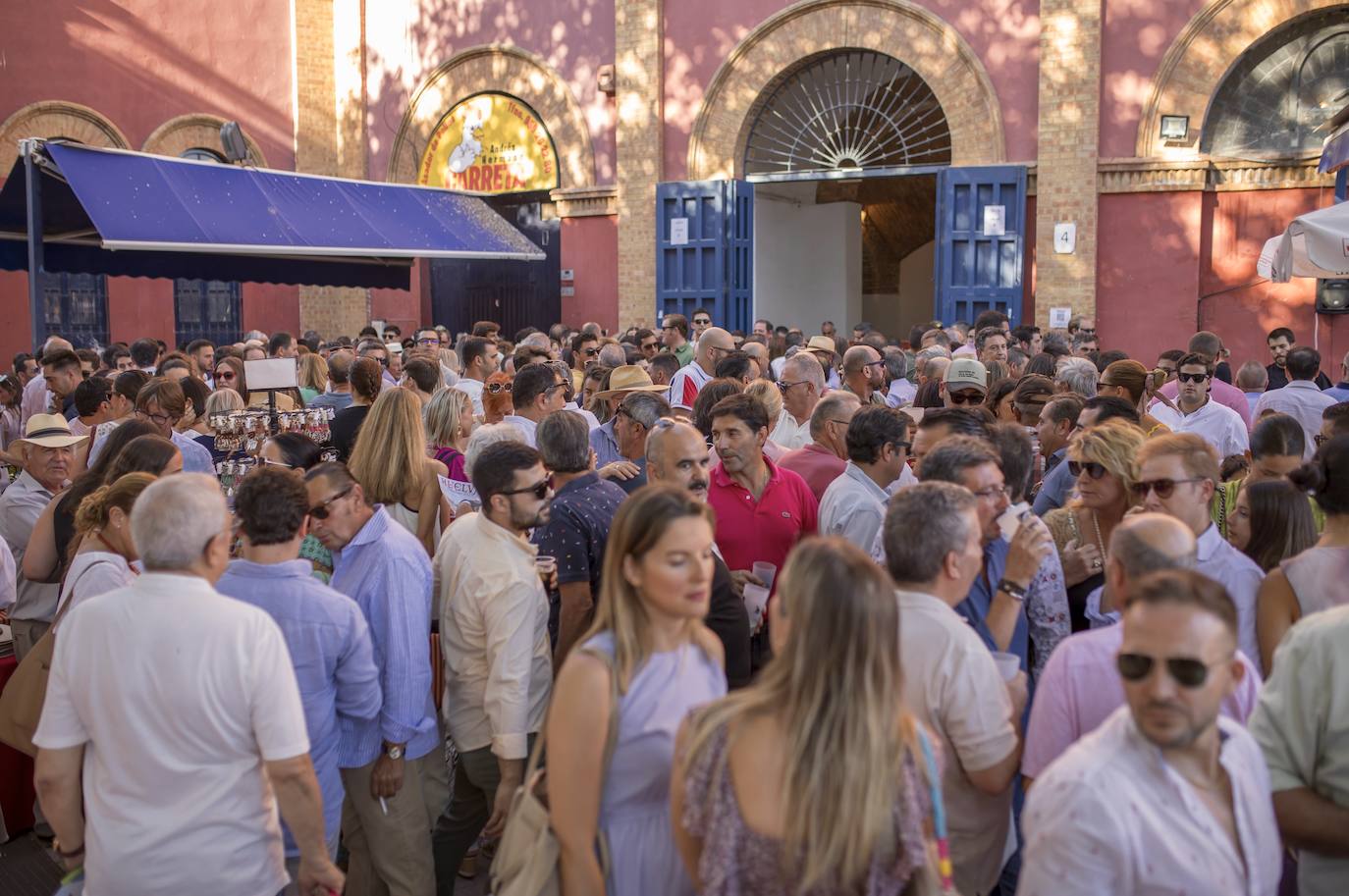 Multitud a la espera de entrar en la plaza