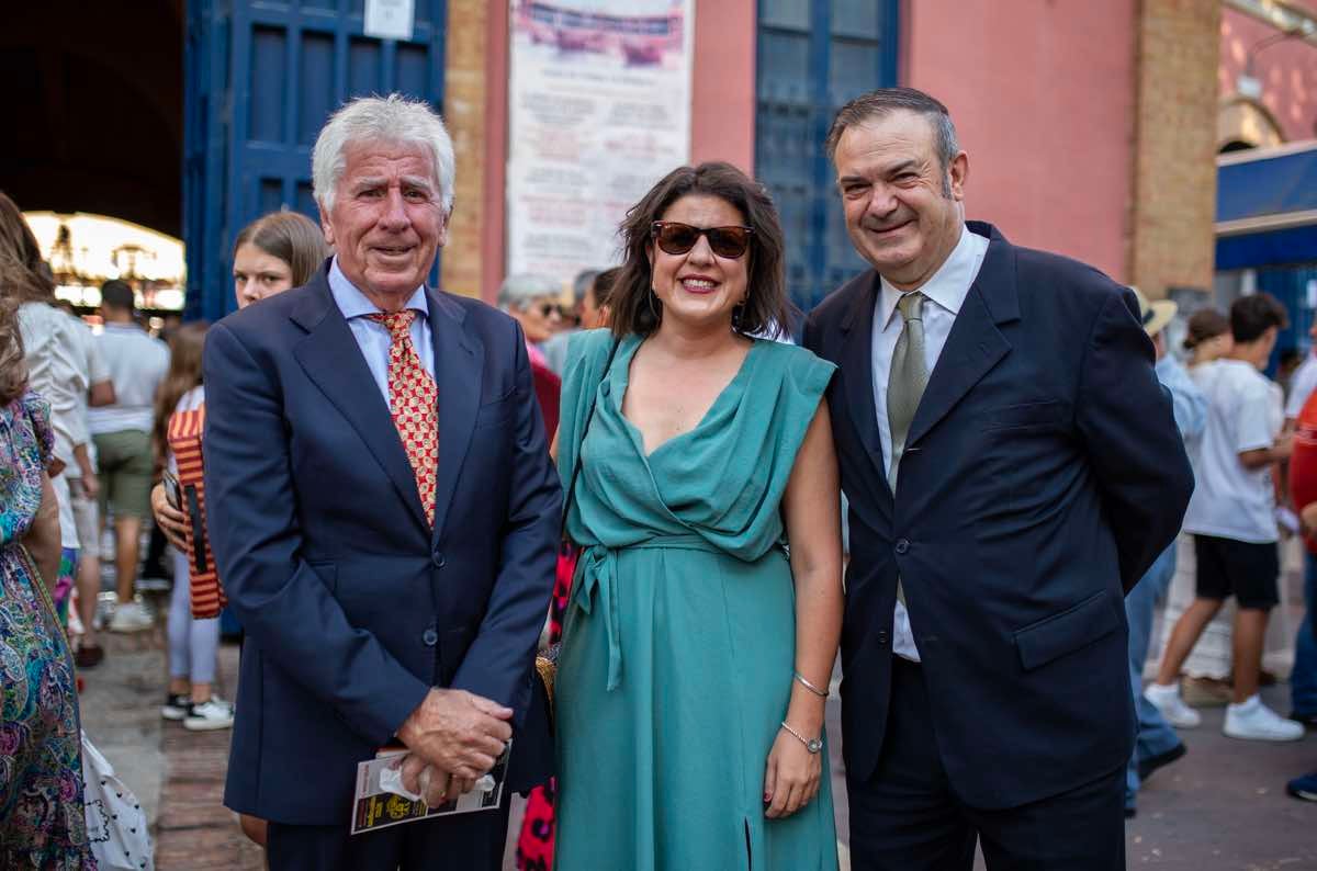 Paco Pirfo, la periodista Inma León y presidente de la plaza, Juan León
