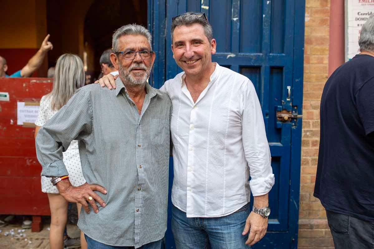 Paco Alfaro y el delegado de Agricultura, Pesca, Agua y Desarrollo Rural de la Junta en Huelva, Alvaro Burgos