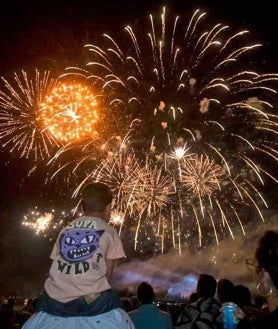 Imagen secundaria 2 - Los fuegos artificiales concitaron a miles de onubenses en torno a la ría