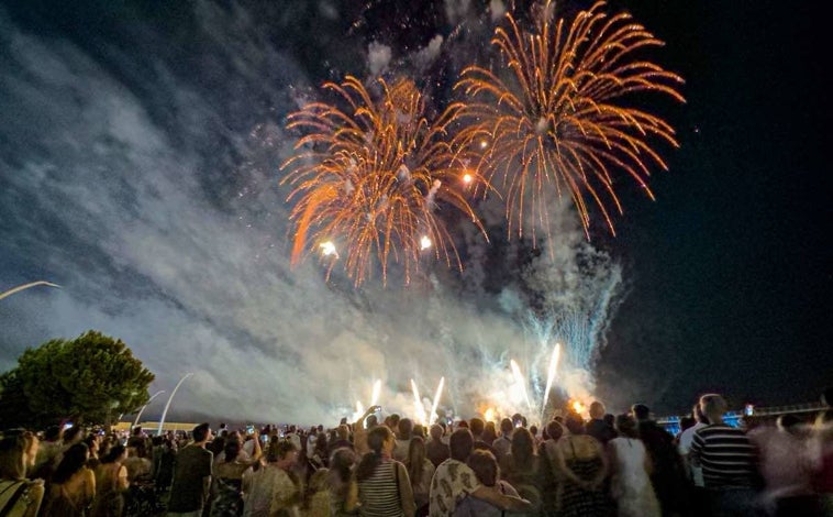 Imagen principal - Los fuegos artificiales concitaron a miles de onubenses en torno a la ría