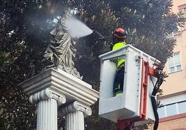 El Ayuntamiento realiza una limpieza especial en el recorrido y en el santuario ante la bajada de La Cinta