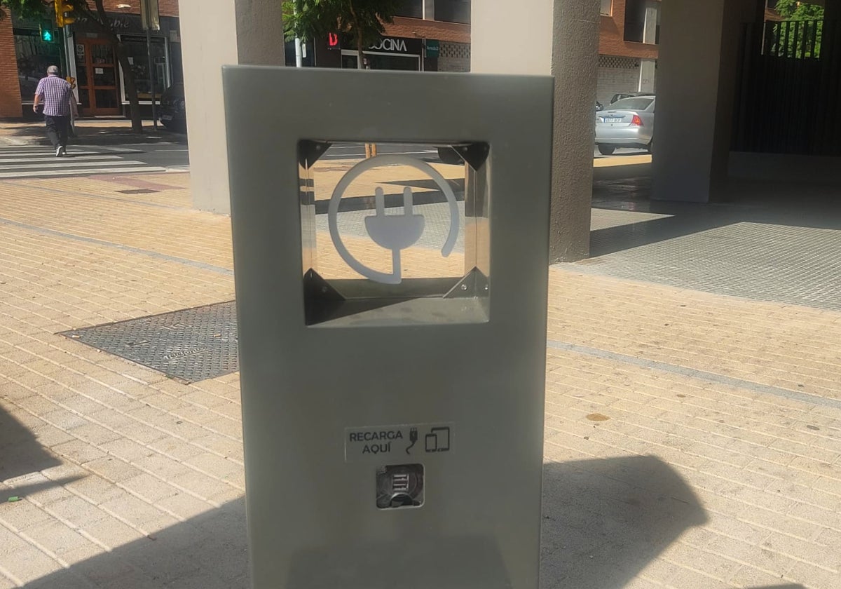 Cargador instalado en la calle Ángel Muriel