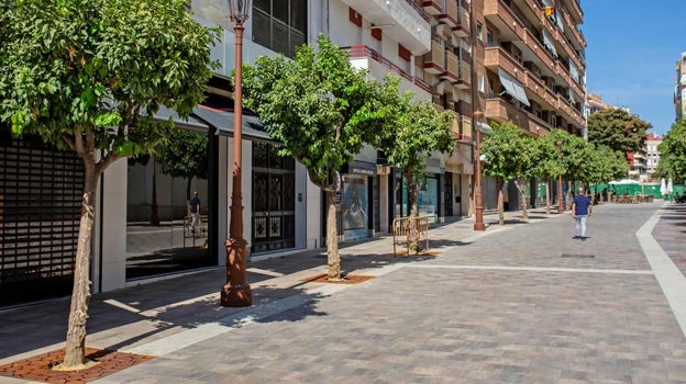 Los tradicionales naranjos con los modernos alcorques