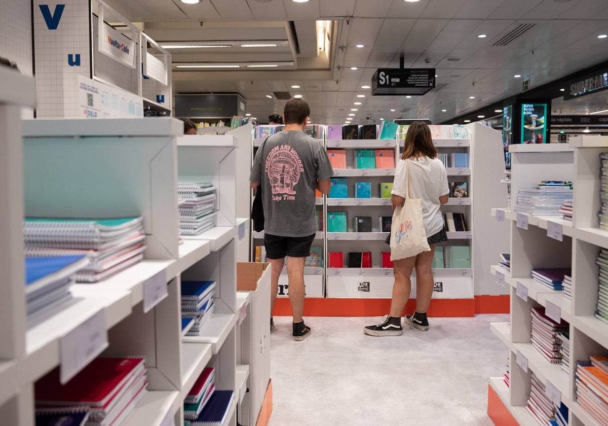 Un establecimiento prepara sus estantes con material para la vuelta al cole