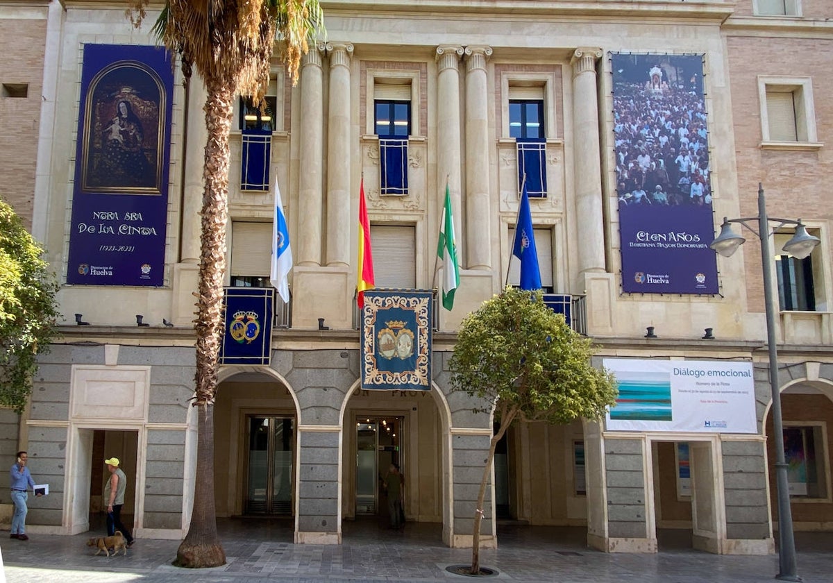 La fachada de la Diputación de Huelva, engalanada para recibir a la Virgen de la Cinta
