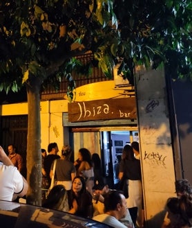 Imagen secundaria 2 - La noche de Huelva recupera el «buen rollito» con la reapertura del bar Ibiza