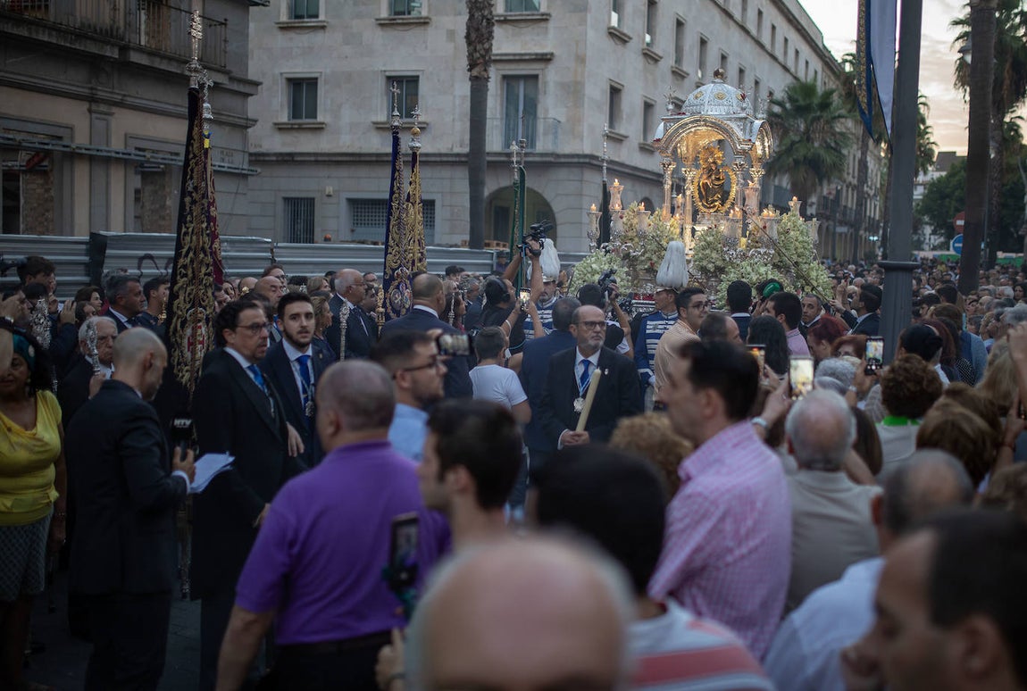 La inédita procesión de la Virgen de la Cinta por el centro de Huelva