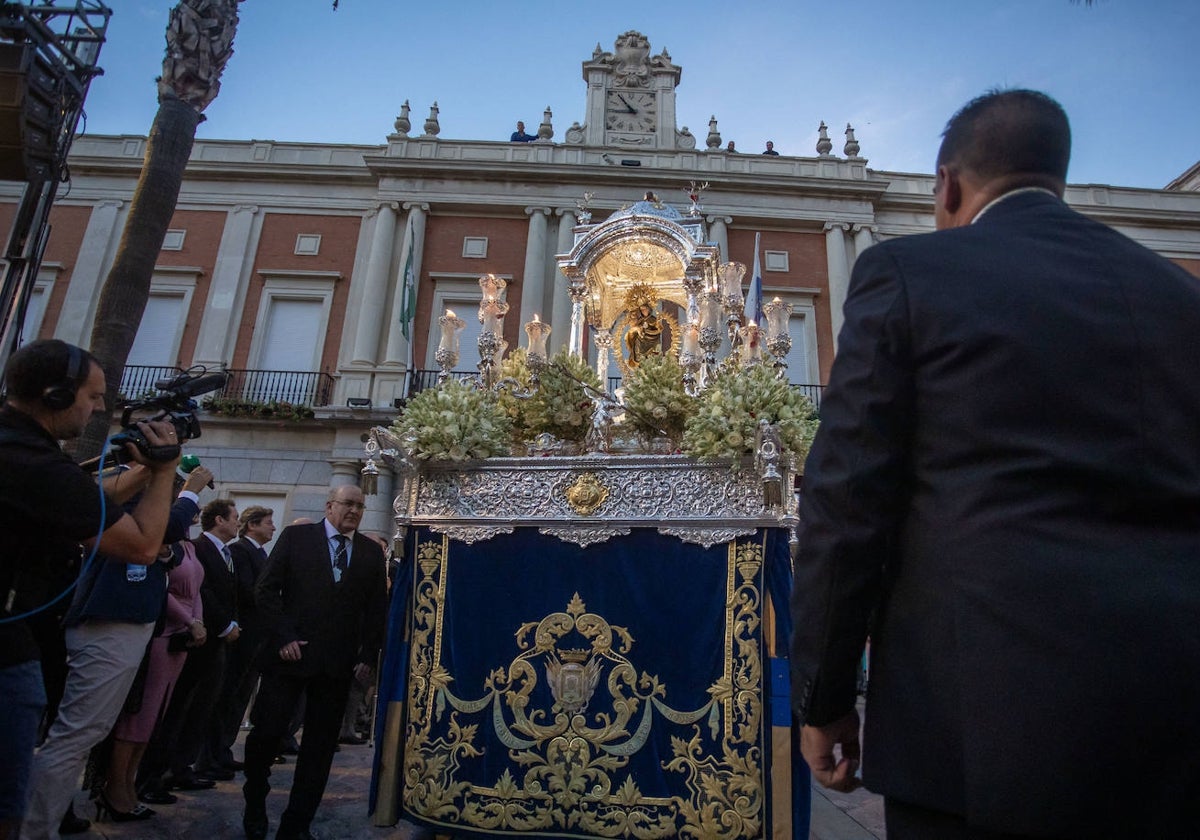 La Virgen de la Cinta, frente al Ayuntamiento de Huelva