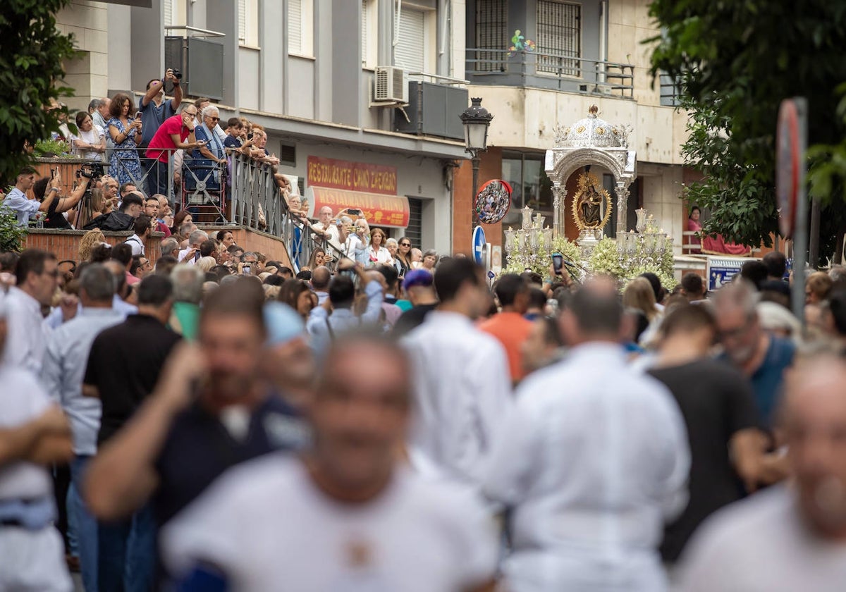 La Virgen de la Cinta, a su paso por el 'balcón' de La Piterilla