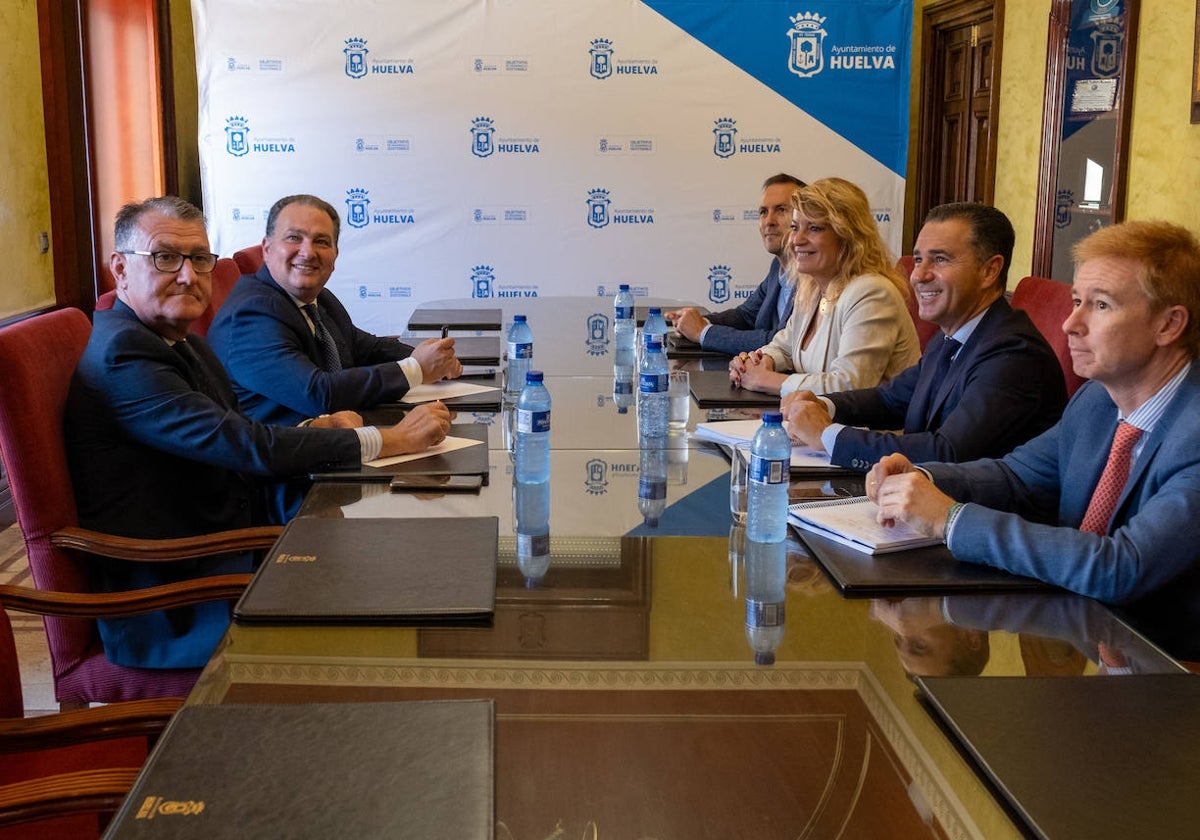 Imagen del encuentro mantenido entre el Ayuntamiento de Huelva y la Diputación