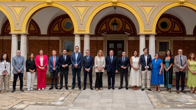 Foto de familia en el patio consistorial