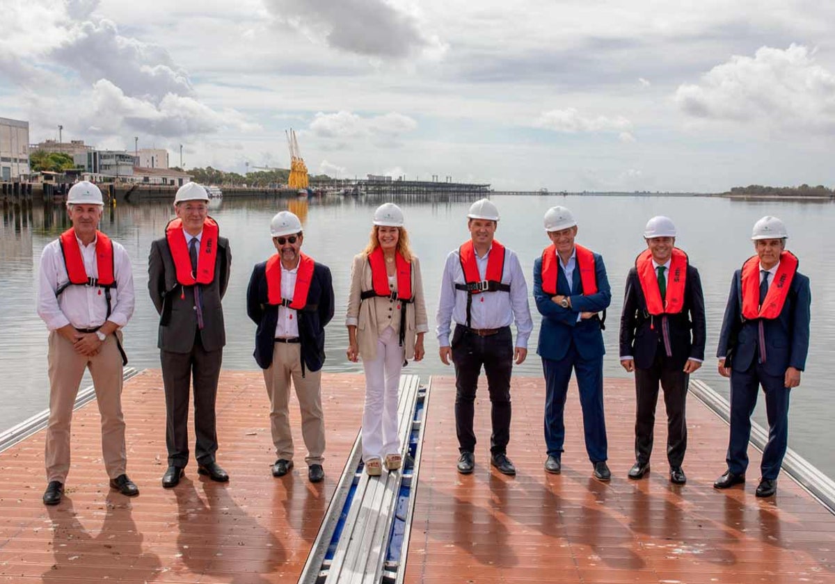 Un momento de la visita a las obras del nuevo puerto deportivo de la capital