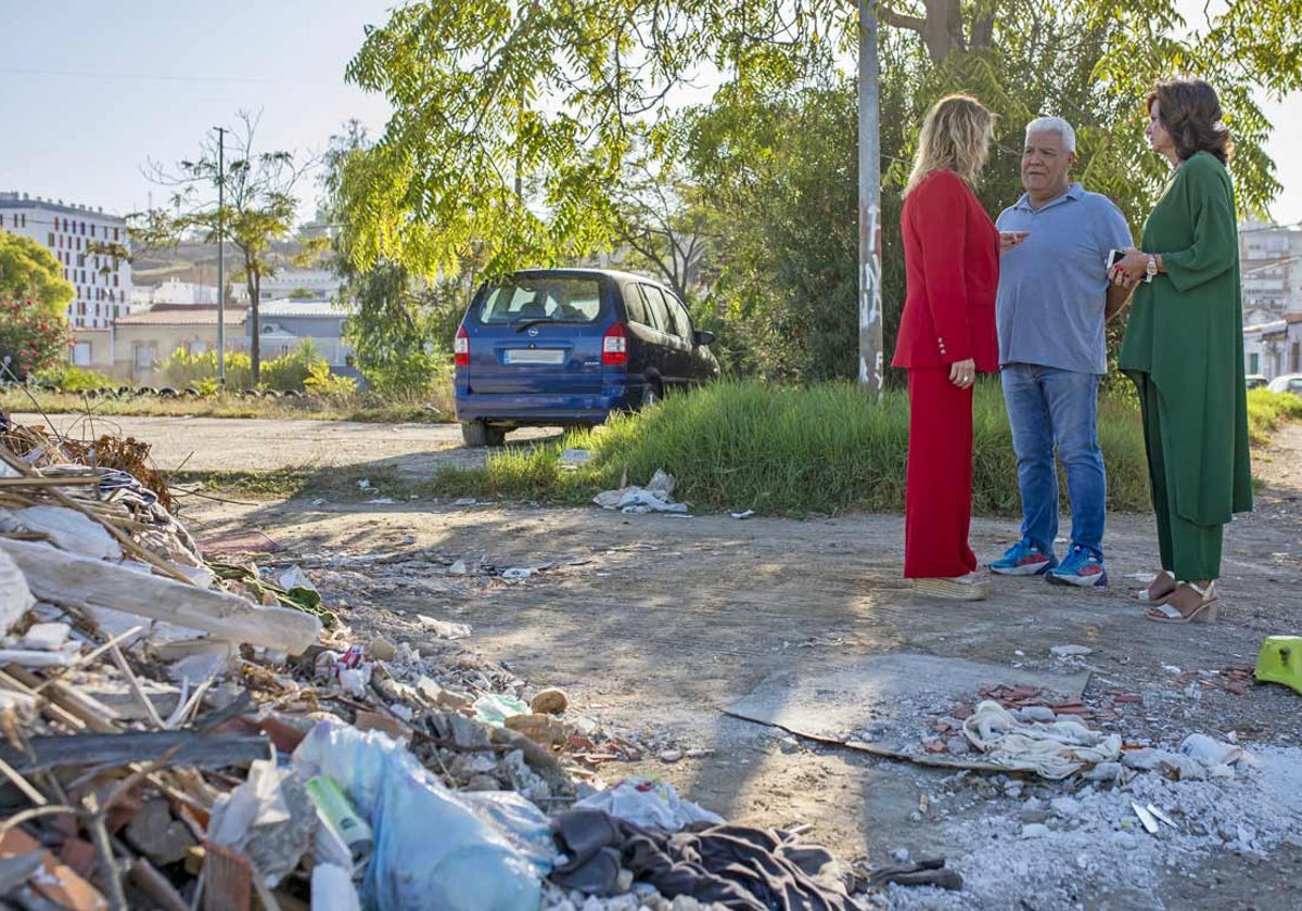 La alcaldesa y la concejala con Matías Lazo, de la asociación de vecinos