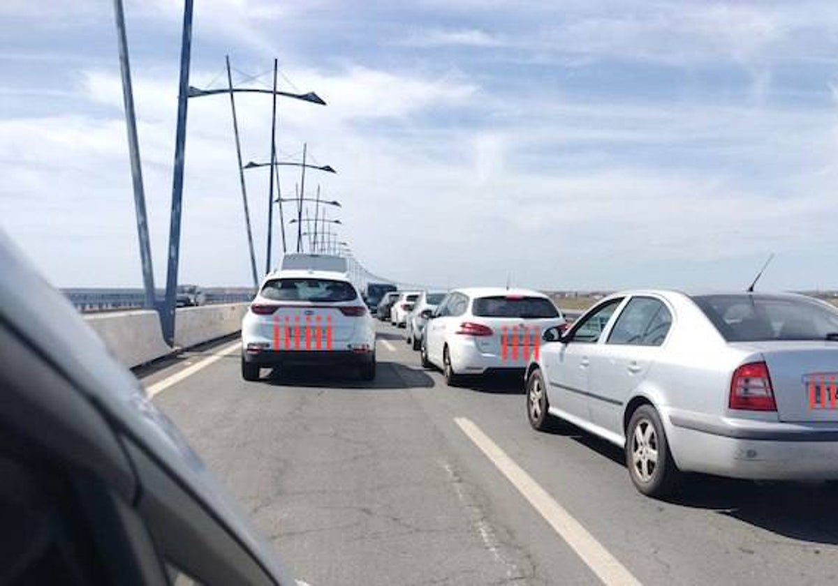 Una de las retenciones de esta semana en el Puente del Odiel