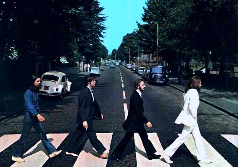 Los componentes de The Beatles cruzando el paso de cebra de Abbey Road, en el barrio londinense de St. John's Wood