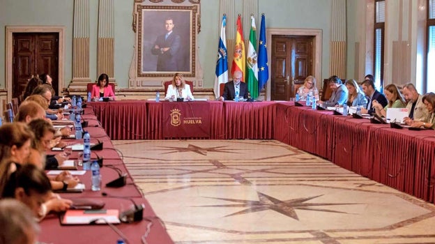 Pilar Miranda preside un pleno en el Ayuntamiento de Huelva