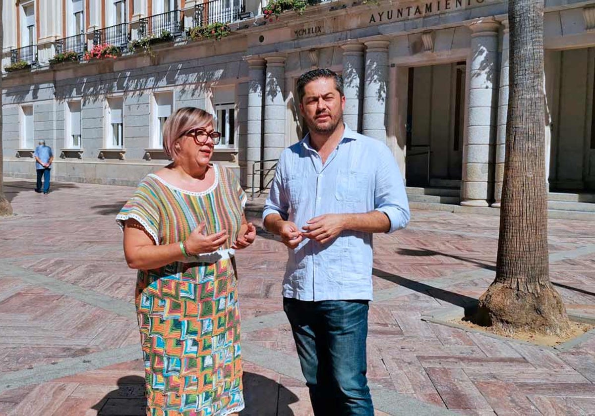 Baluffo y Rossi, esta mañana, frente al Ayuntamiento