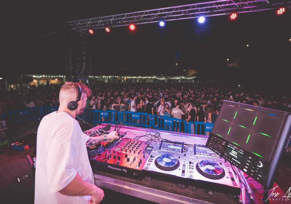 El gran ambiente universitario en el Parque Alonso Sánchez de Huelva