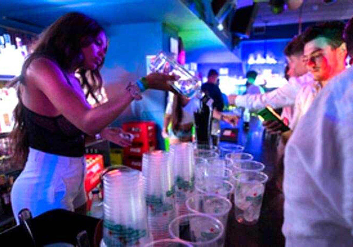 Una barra de un bar de copas