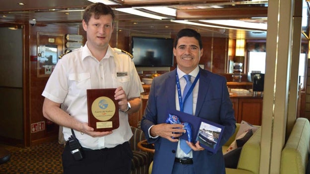 Entrega de la metopa al capitán