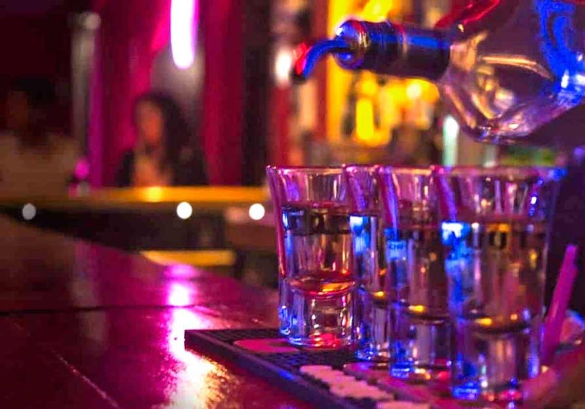 Bebidas alcohólicas en la barra de un bar