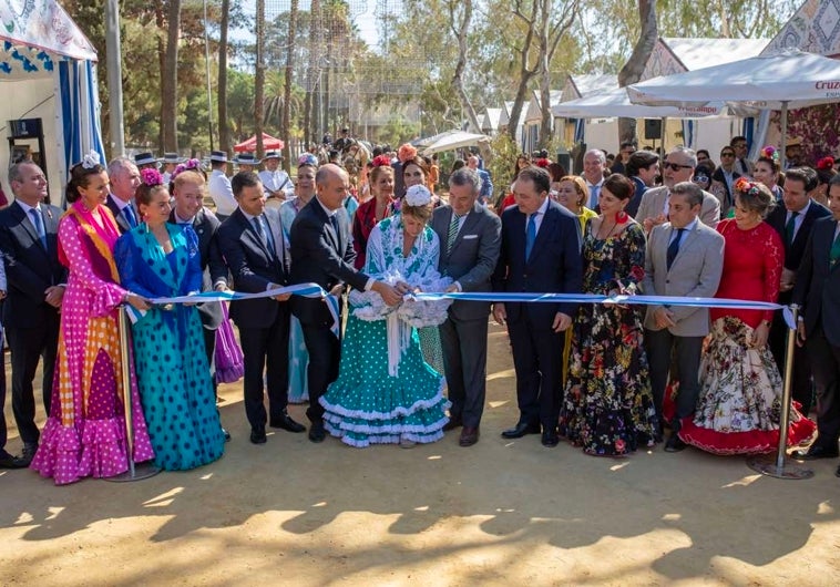 La alcaldesa, Pilar Miranda, corta la cinta inaugural de la Feria de Otoño